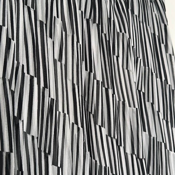 Banana Republic Factory Striped Black and White Skirt - Picture 2 of 4